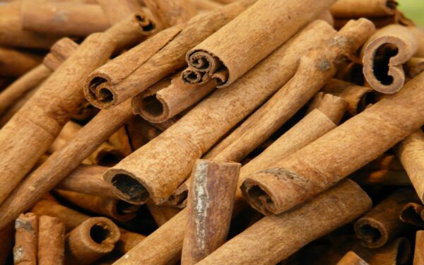 Beneficios tradicionales de la canela en bebidas caseras